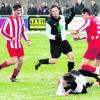 Eine weitere Bauchlandung erlebten Christoph Brückner und Florian Steppich (im Hintergrund) mit dem TSV Meitingen gegen den SV Ettenbeuren. Foto: Oliver Reiser