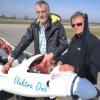Mit seinem selbst konstruierten Elektro-Flugzeug will der Nesselwanger Ingenieur Calin Gologan (links) eine kleine Revolution in der Luftfahrt einleiten
Bild: Ulrich Wagner