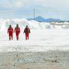 Nein, das sind nicht die Alpen und das ist auch nicht Schnee. Dies ist der größte Salzsee der Welt in Bolivien, und unter der Kruste schlummert das Lithium.