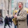 Ingolf Lück, Schauspieler, Moderator und  Komiker, steht mit seinem Saxophon in Kölns  Innenstadt.