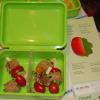 So wird die Brotzeitbox auch mit gesundem Inhalt attraktiv: Würfel von Vollkornbrot werden abwechselnd mit kleinen Tomaten und Gurkenscheiben auf kleine Spieße gesteckt.