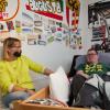 Simon Schönle zusammen mit seiner Mutter Marion in seinem Zimmer. Die Wände sind mit allerlei Erinnerungen an den FC Augsburg geschmückt. Die Ultras des Bundesligisten unterstützen den 24-Jährigen stark.