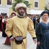 Viele Besucher aus Mindelheim und Umgebung haben sich die italienischen Fahnenschwinger am zweiten Frundsbergfest-Wochenende angeschaut.