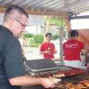 Fleisch grillen ist Männersache, das zeigte sich auch beim Cityfest der Stadtkapelle in Vöhringen. Am Riesengrill kamen die Köche ganz schön ins Schwitzen.