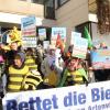 Vor dem Rathaus von Bad Wörishofen versammelten sich die Teilnehmer der Demonstration „Rettet die Bienen“ am Donnerstag zu einer Kundgebung.  	