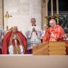 Kardinal Giovanni Battista Re (Zweiter von rechts) am Sarg Benedikts XVI. Dahinter sitzt Papst Franziskus (Zweiter von links).