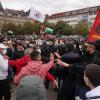 Teilnehmer einer pro-palästinensische Demonstration stehen auf dem Marienplatz in Stuttgart. Am Rande der Kundgebung kam es zu Rangeleien zwischen unterschiedlichen Gruppen und zwischen Demonstranten und der Polizei.