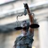 Prozess in Augsburg: Ein 55-Jähriger wurde zu einem Bußgeld von 100 Euro wegen eines Verstoßes gegen das Tierschutzgesetz verurteilt.