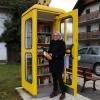 Auf Initiative des Bürgervereins Wiedergeltingen konnte an der Mindelheimer Straße auf Höhe des Dorfladens eine Bücherzelle installiert werden. Brigitte Roth kümmert sich um Leseangebot und Erscheinungsbild der Zelle. 