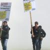 Protestierende Milchviehhalter in einer Milchpulverwolke. 