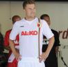Daniel Baier präsentierte das Heimtrikot des FC Augsburg für die Saison 2012/13.