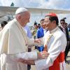 Papst Franziskus (l) wird am Flughafen in Rangun (Myanmar) von Kardinal Charles Maung Bo begrüßt. Myanmar ist die erste Station einer siebentägigen Reise, die den Pontifex auch in den Nachbarstaat Bangladesch führen wird.