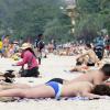 Thailand-Touristen, hier am Strand von Phuket, können nun nicht mehr auf der Ferieninsel Ko Similan übernachten.