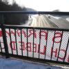 „Sarah, ich liebe dich!“ ist am Freitag auf diesem selbst gemaltes Banner an der B-2-Brücke über Gersthofen zu sehen gewesen.