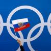 Ein Fan schwenkt bei den Olympischen Winterspielen 2018 eine russische Fahne.