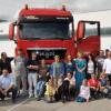 Vor einem MAN-Truck stellten sich die Mitarbeiter der Impreglon Beschichtungen GmbH auf, als im Landsberger Werk ein Zwölf-Millionen-Großauftrag gefeiert wurde. 