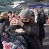 Viktoria (rechts) nimmt Oksana, die Mutter einer Freundin, am Berliner Hauptbahnhof in die Arme. Oksana kommt aus der Stadt Stryj unweit von Lwiw (Lemberg).