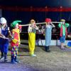 Die Clowns des Zirkuscamps zeigten den Zuschauern, wie sie am besten Wasser transportieren. 