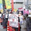Nicht alle Japaner billigen die Abkehr von pazifistischen Grundsätzen: Menschen protestieren vor dem Büro des Premierministers gegen höhere Verteidigungsausgaben.