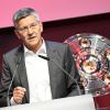 Herbert Hainer, der Präsident des FC Bayern spricht bei der Jahreshauptversammlung auf der Bühne.