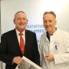 Maximilian Lödermann (links) verdankt sein Leben der ärztlichen Kunst am Klinikum. Chefarzt PD Dr. Peter Steinbigler freut sich mit dem Patienten. 