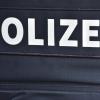 Die Polizei sucht nach Dieben, die in Wemding Fahrzeugteile gestohlen haben. 