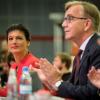 Die beiden Spitzenkandidatin der Linken für die Bundestagswahl, Sahra Wagenknecht und Dietmar Bartsch, sitzen beim Bundesparteitages der Linken in Hannover zusammen.