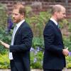 Die britischen Prinzen Harry (l) und William stehen bei der Enthüllung der Statue ihrer Mutter Diana Rücken an Rücken im Sunken Garden des Kensington-Palastes (2021).