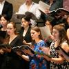 Die ChorAkademieAugsburg trat im Konzertsaal des Leopold Mozart College of Music in der Grottenau auf. Unter der Leitung von Dominik Wortig sang die Gruppe unter anderem die Friedensbitte aus "Agnus Dei" von Gioachino Rossini.