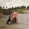 Heidi Götz 1988 mit 16 Jahren mit ihrer Vespa am Baggersee.