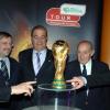 Vor der Weltmeisterschaft 2006 nahmen auch Hermann Güller, Dr. Rainer Koch sowie der damalige BFV-Präsident Heinrich Schmidhuber und die inzwischen verstorbenen Augsburger Fußball-Legenden Uli Biesinger und Helmut Haller den WM-Pokal in Augenschein. 