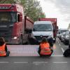 Aktivisten der Gruppierung Letzte Generation blockieren eine Kreuzung in Berlin.