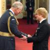 Der britische Musiker Ed Sheeran (r) bekommt einen Orden von Prinz Charles.
