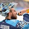 Einen kräftigen Schluck Selbstvertrauen tankte Ingolstadts Schlussmann Kevin Reich beim knappen 1:0-Sieg der Panther am Donnerstagabend in der Mannheimer SAP-Arena. Foto: Johannes Traub