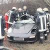 Ein 38-Jähriger ist am Samstag auf der Bundesstraße 466 bei Oettingen schwer verunglückt. Er wurde in seinem Porsche eingeklemmt und musste von der Feuerwehr mit der Rettungsschere befreit werden. 