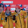 Die deutschen Skiflieger Andreas Wellinger (l-r), Stephan Leyhe, Karl Geiger und Pius Paschke freuen sich über die Bronzemedaille.