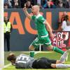 Bremens Davy Klaassen bejubelt seinen Treffer zum 2:3 neben dem Augsburger Torwart Fabian Giefer am Boden.