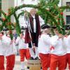 Karl Faßnacht in Aktion auf dem Fass: Der historische Tanz der ehemaligen Ulmer Küferinnung, der Bindertanz, ist bereits Jahrhunderte alt. Am Sonntag wurde er auf dem Neu-Ulmer Rathausplatz aufgeführt. 