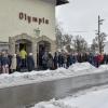 Riesenandrang vor dem Olympia Filmtheater in Landsberg: Dort wurde am Sonntag Rudolf Gilks Film über die 1990er-Jahre in Landsberg gezeigt.