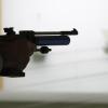 Mit einer Luftpistole soll ein 16-Jähriger einen Mitschüler bedroht haben.
