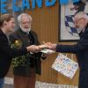 der Aichacher Bürgermeister Klaus Habermann  gratulierte Freifrau Elivra von Lutz – und ihrem Vater auch zum Geburtstag.