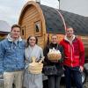 Tobias Meggle, Laura und Evelyn Heisinger und Fabian Rohrmoser vermieten seit Herbst ein mobiles Saunafass.