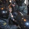 In Moskau und St. Petersburg wurden bei Protesten mindestens 150 Regierungsgegner festgenommen. Die Menschenrechtsorganisation Amnesty International forderte die sofortige Freilassung der Kremlkritiker.