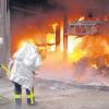 Wenige Funken haben in Offingen einen Großbrand ausgelöst: Die Firmenhalle einer Autoverwertung stand in Flammen. Die Feuerwehr konnte nur mit Schutzkleidung zum Brandherd vorrücken. 