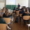 Schüler der achten Klassen der Konradin-Realschule beim Safer Internet Day mit Referent Lars Sobiraj. 