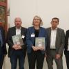 Gemeinsame Buchpräsentation in Nördlingen. Von links nach rechts: Dirk Dronia (Geschäftsführer der EPS GmbH), Dr. Jörg Bofinger (Landesdenkmalamt Baden-Württemberg), Dr. Stefanie Berg (Landesdenkmalamt Bayern), Prof. Claus Wolf (Präsident des Landesdenkmalamts Baden-Württemberg) und Prof. Mathias Pfeil (Generalkonservator des Landesdenkmalamts Bayern). 	