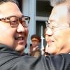 Scheinbar unbeeindruckt von den Pirouetten des amerikanischen Präsidenten herzten sich am Samstag Nordkoreas Machthaber Kim Jong Un (links) und Südkoreas Präsident Moon Jae In bei ihrem überraschenden Treffen. 