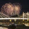 Spektakuläres Feuerwerk über der Albert Bridge in London in einer "Bonfire-Nacht".