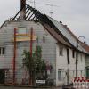 Bei einem Brand in Altenstadt ist ein dreiteiliges Reihenhaus stark beschädigt worden. Aus Sicherheitsgründen wurde der Giebel des nördlichen Gebäudes bereits größtenteils abgetragen und abgestützt.