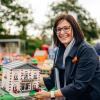 Legoland-Deutschland-Geschäftsführerin Manuela Stone setzt das letzte Haus in die Lego-Stadt.